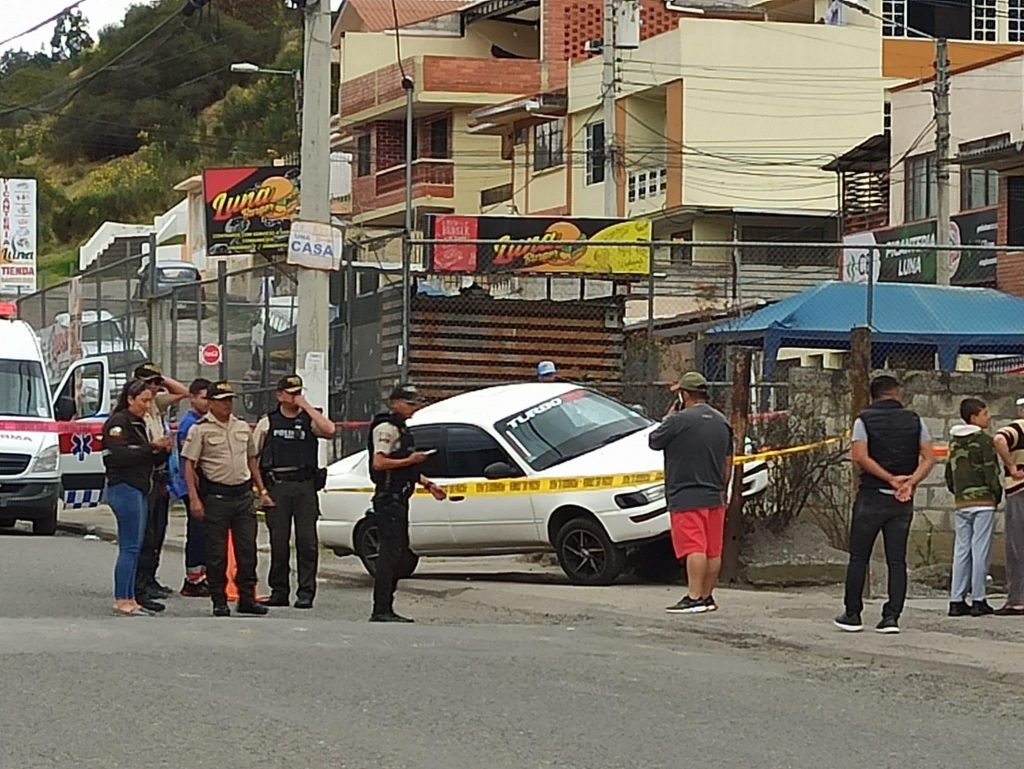 Dos hombres en una motocicleta atacaron a un hombre que se movilizaba en un auto en el cantón Azogues la mañana de este lunes.