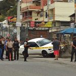 Dos hombres en una motocicleta atacaron a un hombre que se movilizaba en un auto en el cantón Azogues la mañana de este lunes.