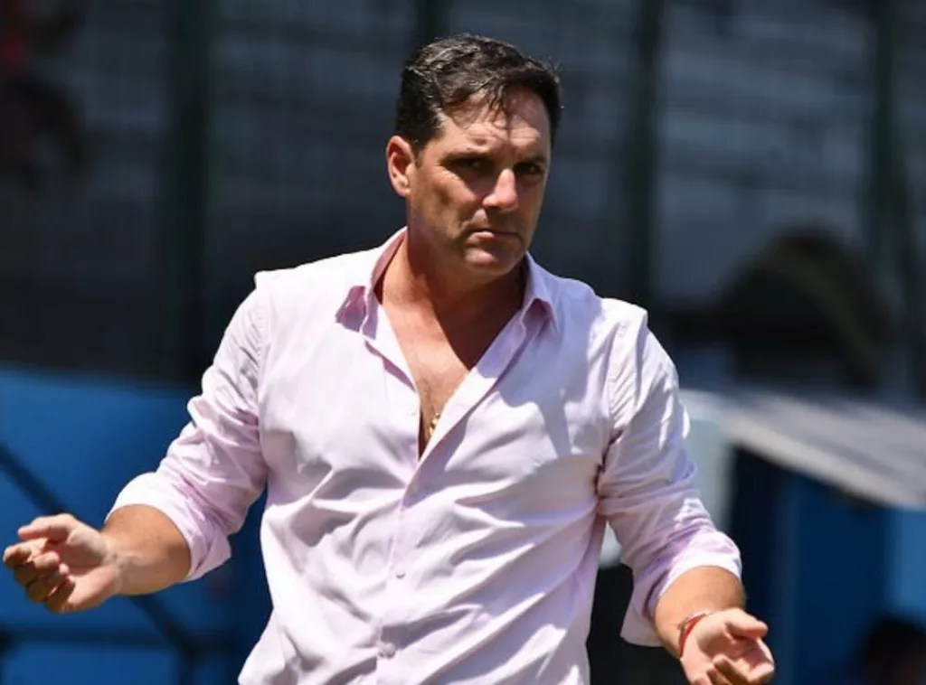 El DT de Gualaceo SC Fabián Frías declaró que pidió disculpas a Lucas Mancinelli tras comentarios en rueda de prensa.