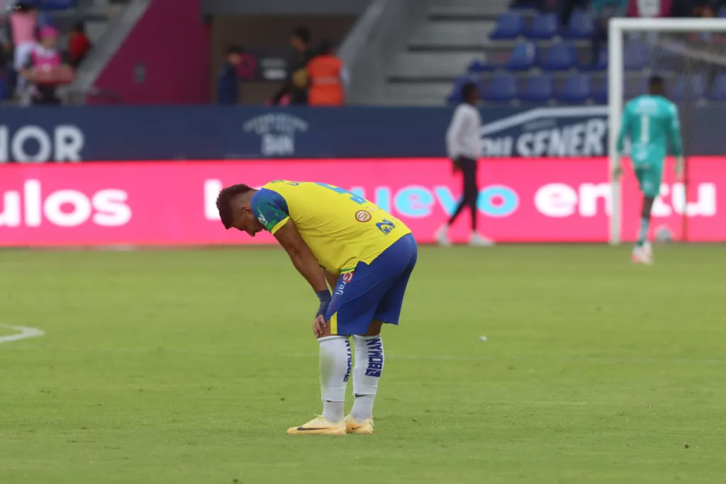 Joaquín Vergés se lamenta la derrota de Gualaceo SC ante Independiente del Valle.