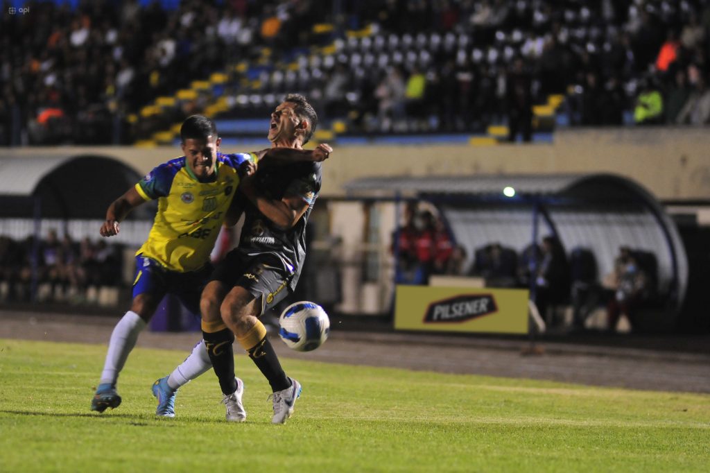 Jesús Preciado disputa el balón con Pedro Larrea en la derrota de Gualaceo 0-3 ante Libertad. Foto: API