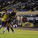 Jesús Preciado disputa el balón con Pedro Larrea en la derrota de Gualaceo 0-3 ante Libertad. Foto: API