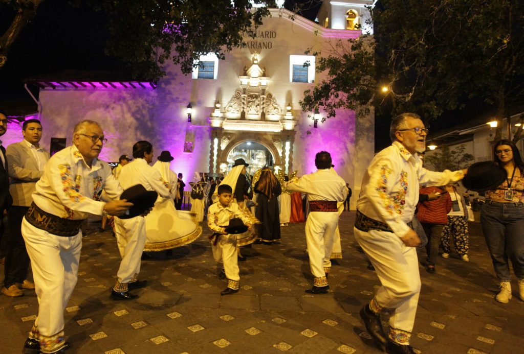 Unos 250 touroperadores están en Cuenca en búsqueda de los puntos clave de la ciudad para incluirla como un destino turístico de lujo. FOTO Xavier Caivinagua / El Mercurio