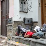 n la vía pública de Cuenca se observa a ciudadanos que consumen bebidas alcohólicas. / XCA