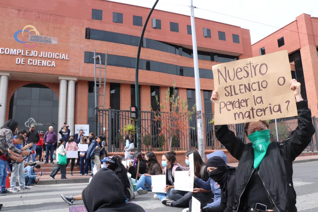 Con un plantón, estudiantes respaldaron a Emilia, una joven universitaria que denunció a un docente por presunto acoso sexual y violencia.