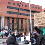 Con un plantón, estudiantes respaldaron a Emilia, una joven universitaria que denunció a un docente por presunto acoso sexual y violencia.