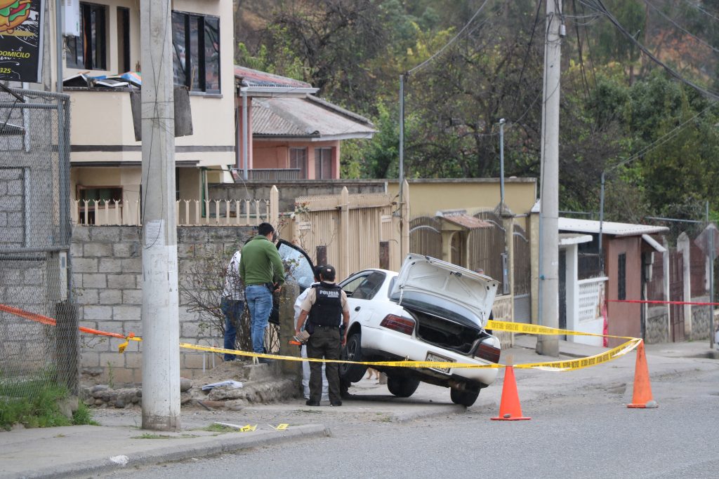 Al recibir disparos, la víctima perdió el control de su vehículo y se estrelló contra un muro, en el sector Chacapamba de la ciudad de Azogues.