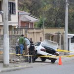 Al recibir disparos, la víctima perdió el control de su vehículo y se estrelló contra un muro, en el sector Chacapamba de la ciudad de Azogues.
