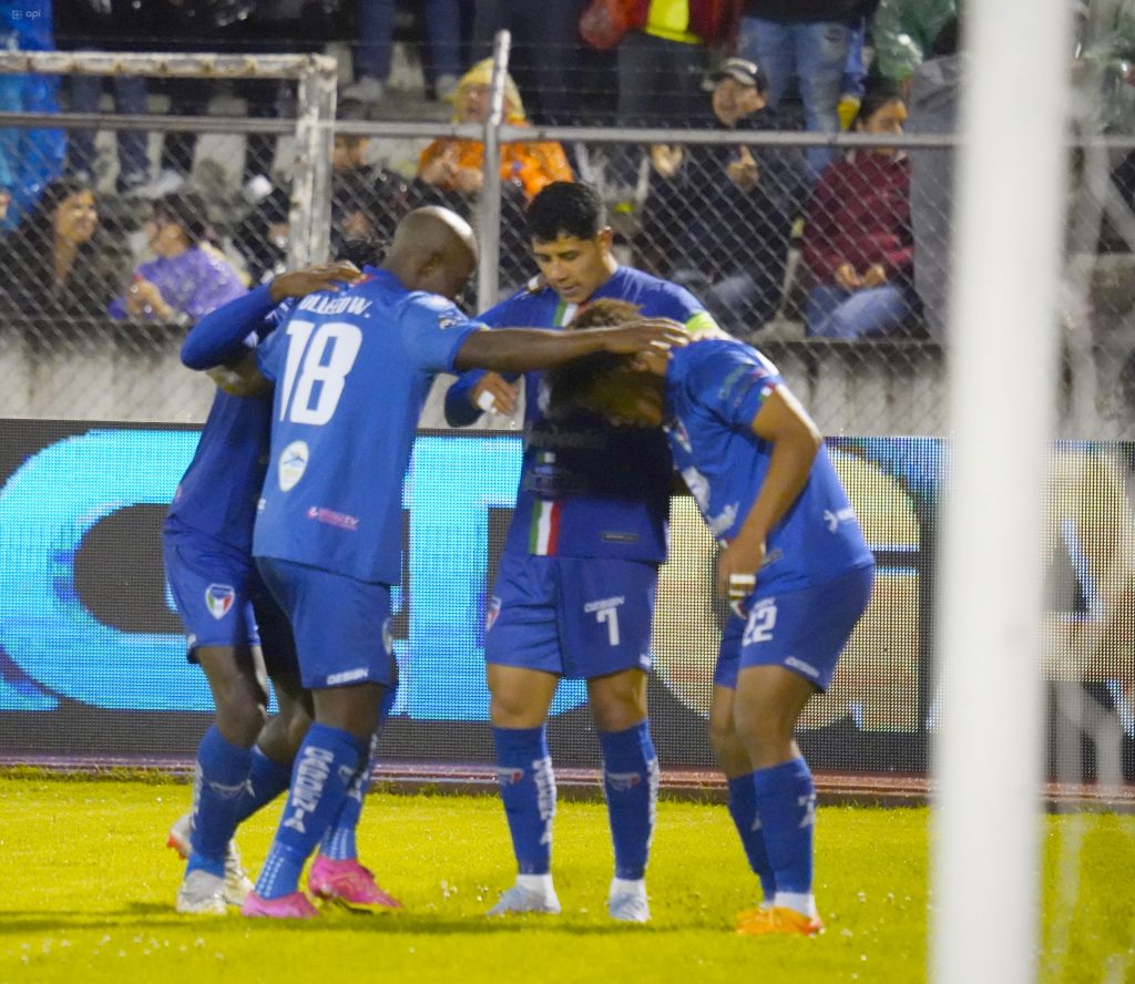 Jugadores del Imbabura celebran gol del ascenso a primera división. Foto: API