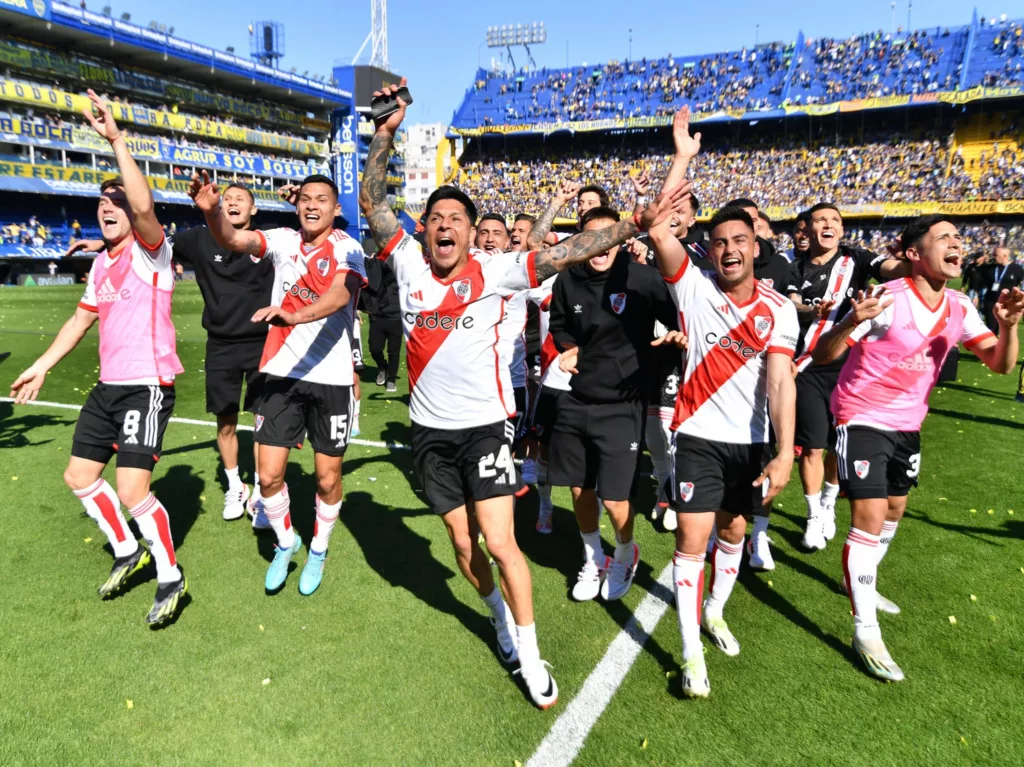 Jugadores de River Plate celebran victoria en el súper clásico ante Boca Juniors.