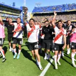 Jugadores de River Plate celebran victoria en el súper clásico ante Boca Juniors.