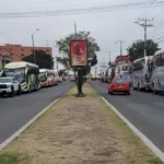 Transportistas interprovinciales del Azuay realizan un plantón para pedir a las autoridades regulación a las operadoras turísticas. Foto Ivan Velesaca