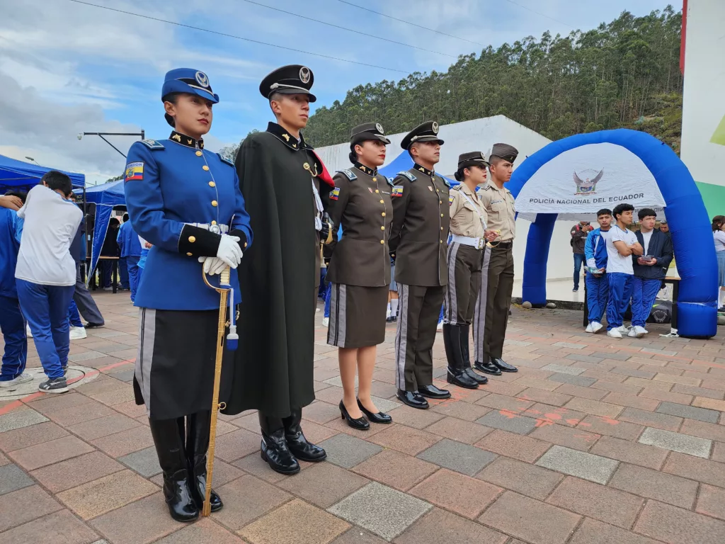 Desarrollo de la feria “Elige ser Policía”, en la Unidad Educativa Manuela Garaicoa de Calderón, en la ciudad de Cuenca.