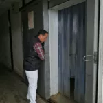 Peter Toalogo, administrador del mercado 12 de Abril, recorre la zona del cuarto de frío de cárnicos que, por ahora, no funciona. / FCS