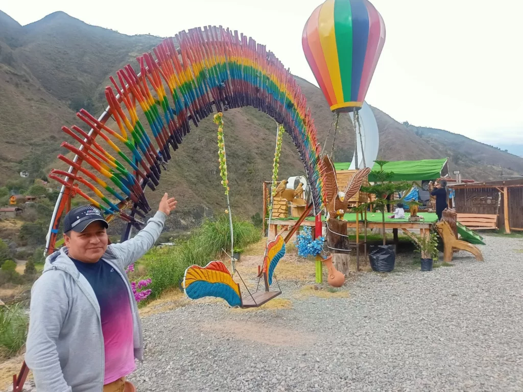 Rafael Llivisupa, un migrante deportado oriundo de Paute, construyó un parque temático conocido como “Rafali” en la zona de La Josefina.