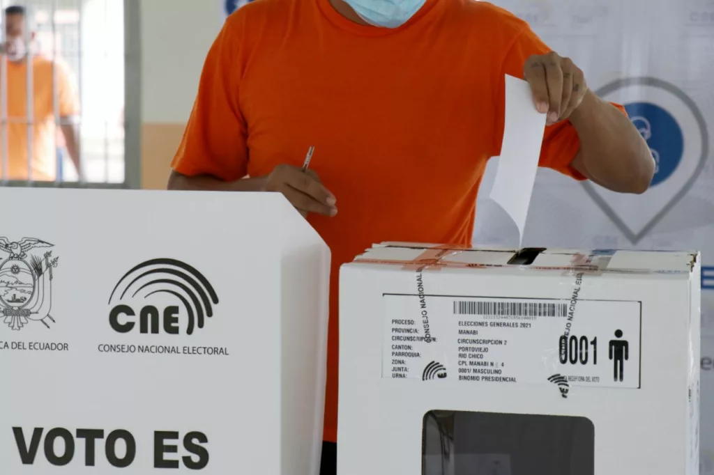 Personas privadas de la libertad sin sentencia ejecutoriada fueron los primeros en votar en la segunda vuelta este 12de octubre.