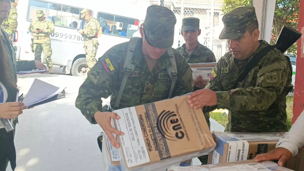 Personal de la Tercera División de Ejército Tarqui y del CNE iniciaron este viernes la custodia y traslado del material electoral en Azuay.