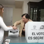 En Cuenca y Santa Isabel un total de 26 personas sufragaron desde sus domicilios este viernes 13 de octubre de 2023 en el proceso de Voto en Casa por la segunda vuelta de las elecciones anticipadas.