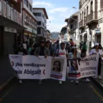 Decenas de estudiantes de la Universidad de Cuenca marcharon este viernes para exigir la búsqueda de Abigail Supligüicha Carchi.