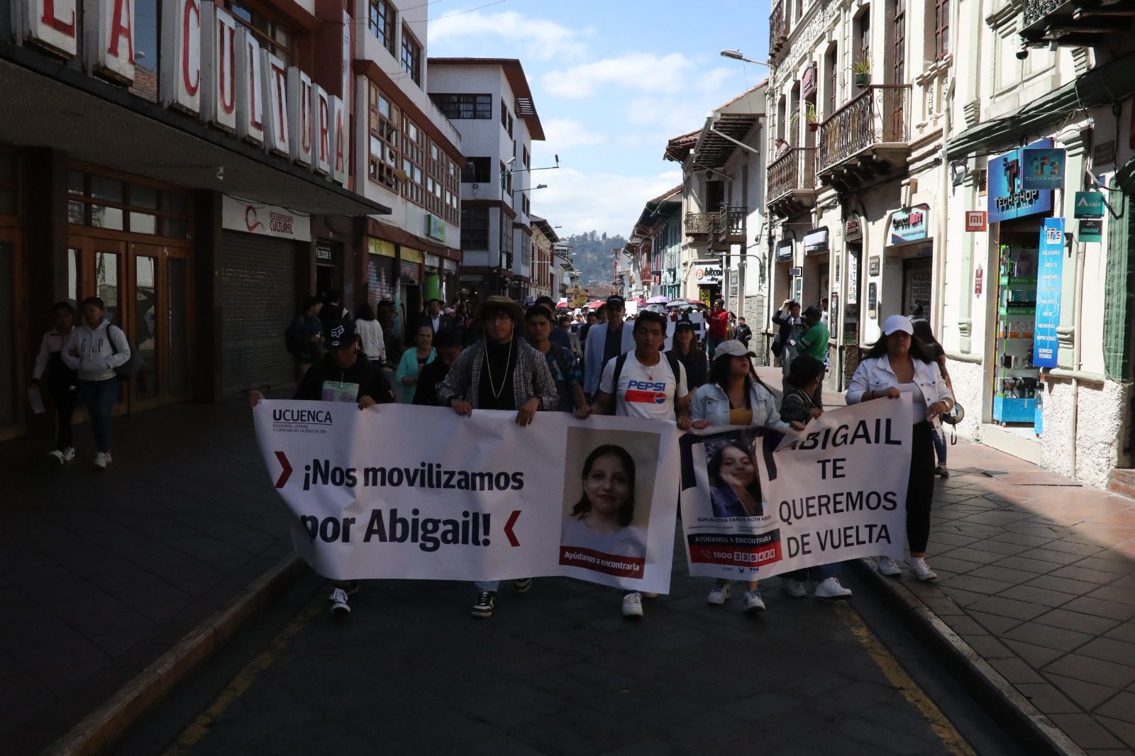 Decenas de estudiantes de la Universidad de Cuenca marcharon este viernes para exigir la búsqueda de Abigail Supligüicha Carchi.