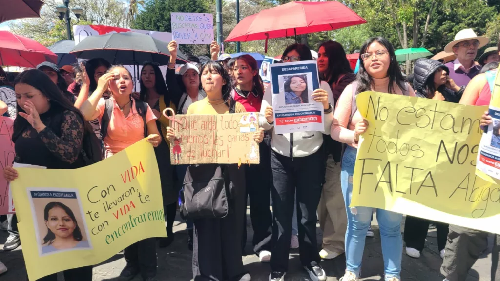 Estudiantes de la Universidad de Cuenca cumplieron una marcha para exigir la búsqueda de Ruth Abigail Supliguicha.