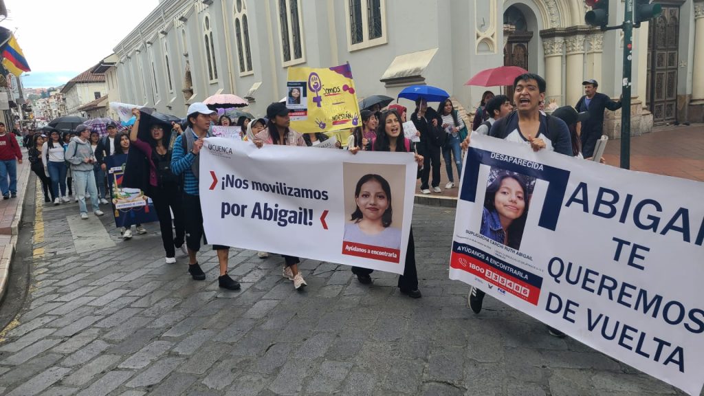 Por las calles de la ciudad de Cuenca, decenas de estudiantes universitarios participaron en una marcha por la desaparición de la universitaria Abigail.