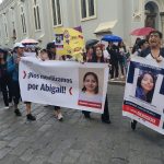 Por las calles de la ciudad de Cuenca, decenas de estudiantes universitarios participaron en una marcha por la desaparición de la universitaria Abigail.