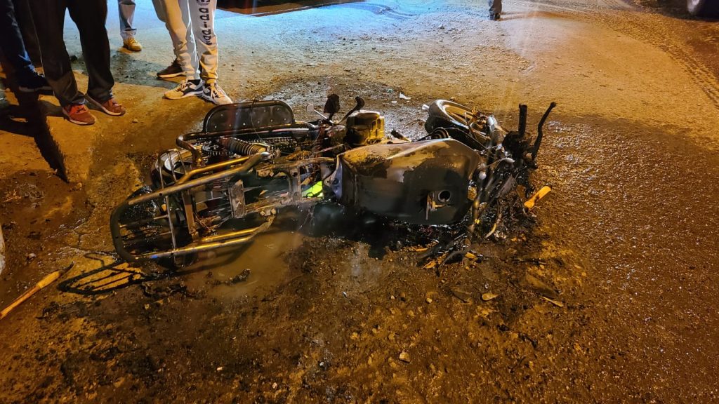 Una motocicleta fue incinerada luego de un asalto sobre la vía a la parroquia Paccha, en la entrada al barrio Viola.