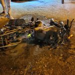 Una motocicleta fue incinerada luego de un asalto sobre la vía a la parroquia Paccha, en la entrada al barrio Viola.