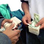 Los sucres se cambiaron por dólares. El propósito reactivas una economía golpeada por la devaluación de la moneda. Cortesía