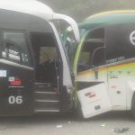 Una mujer de 48 años resultó herida producto de un choque frontal entre dos buses en la vía Cañar - Guayas.