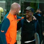 Jonh Yeboah saluda con el DT Félix Sánchez Bass en su llega a Ecuador. Foto: La Tri