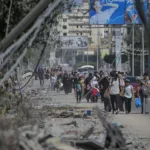 Los residentes evacuan la ciudad de Gaza tras una advertencia israelí sobre un aumento de las operaciones militares en la Franja de Gaza, 13 de octubre de 2023. Foto EFE