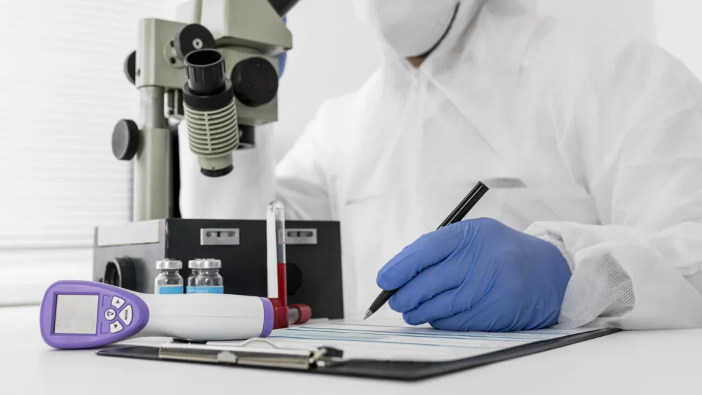 El Ministerio de Educación de Kenia cerró un instituto del oeste del país después de que cerca de 100 alumnas enfermasen por el brote de una "enfermedad extraña". Foto: Freepik