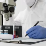 El Ministerio de Educación de Kenia cerró un instituto del oeste del país después de que cerca de 100 alumnas enfermasen por el brote de una "enfermedad extraña". Foto: Freepik