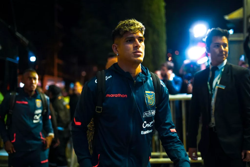 Piero Hincapié llegó a La Paz con el resto de la selección de Ecuador para el partido ante Bolivia. Foto: La Tri