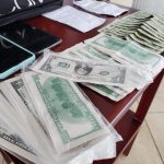 Los delincuentes para el delito de estafa utilizan billetes didácticos, incluso papeles recortados en el tamaño de billetes.