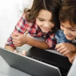 Imagen referencial. Ecuador ya cuenta con un protocolo de actuación frente a situaciones de violencia digital detectadas en el Sistema Nacional de Educación. Foto: Freepik