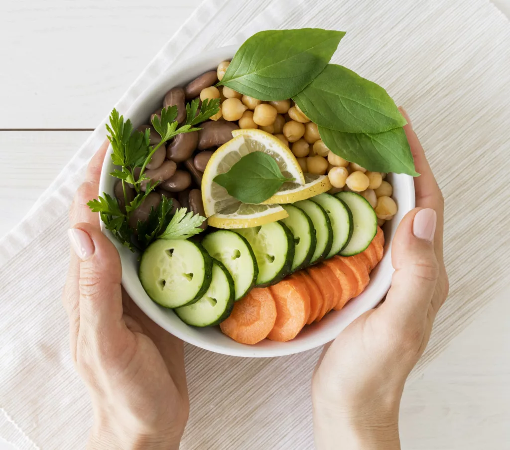 Una investigación dirigida por la Universidad Northwestern analizó el genoma de 5.324 vegetarianos estrictos y el de 329.455 que no lo eran, para identificar variaciones genéticas. Foto: Freepik