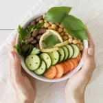 Una investigación dirigida por la Universidad Northwestern analizó el genoma de 5.324 vegetarianos estrictos y el de 329.455 que no lo eran, para identificar variaciones genéticas. Foto: Freepik