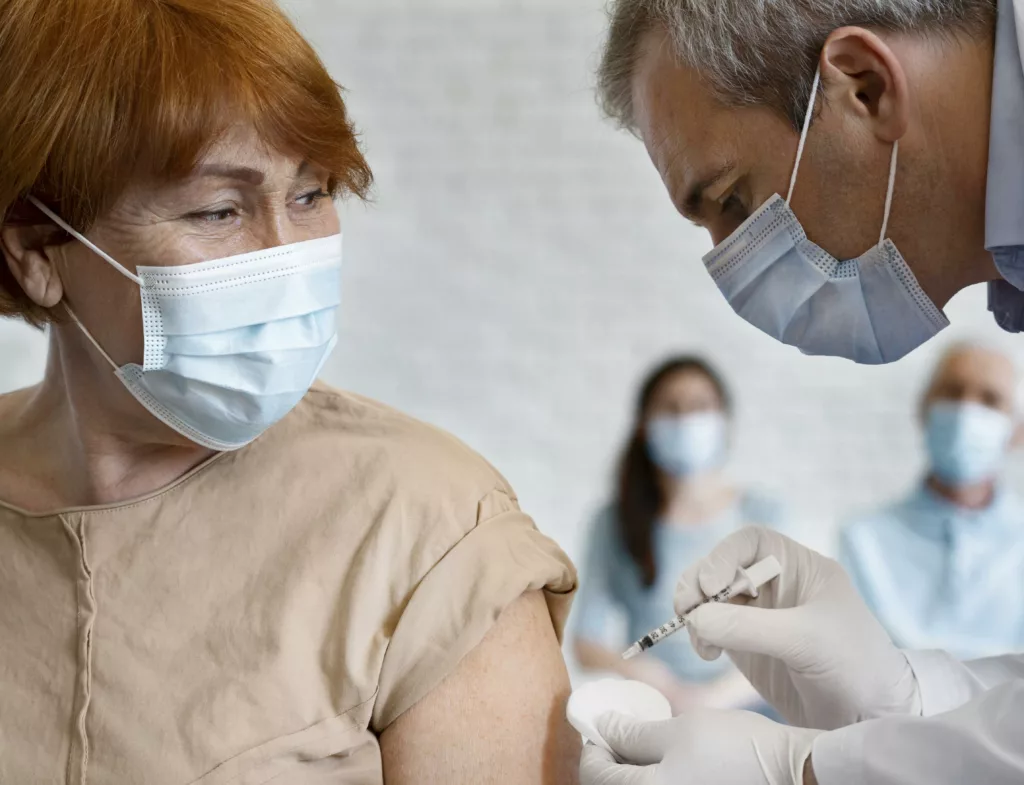 Imagen referencial. La FDA autorizó la vacuna actualizada de Novavax contra la covid-19. Foto: Freepik