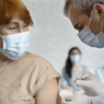 Imagen referencial. La FDA autorizó la vacuna actualizada de Novavax contra la covid-19. Foto: Freepik
