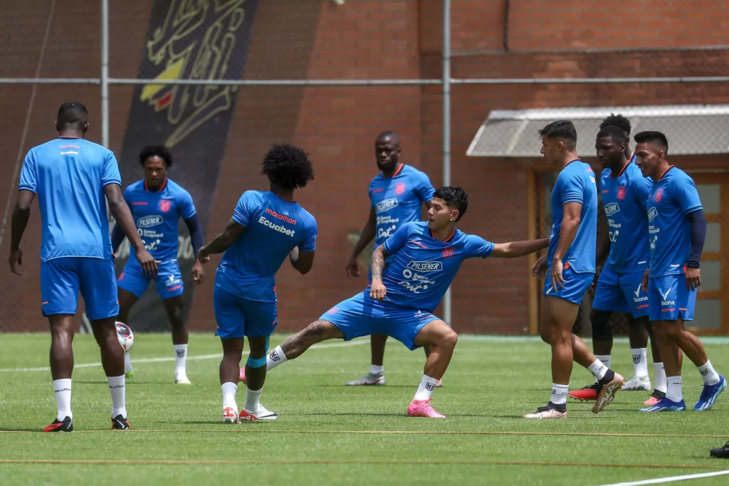 La selección ecuatoriana de fútbol se prepara para enfrentar a Bolivia por la tercera fecha de las Eliminatorias. Foto: EFE