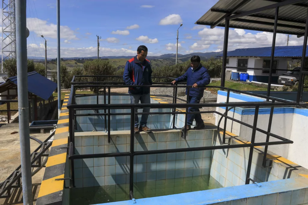 Luis Quinde y Óscar Vintimilla recorren la planta de potabilización de agua en Nero a donde ingresa poca cantidad de agua debido al estiaje. / XCA