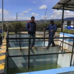 Luis Quinde y Óscar Vintimilla recorren la planta de potabilización de agua en Nero a donde ingresa poca cantidad de agua debido al estiaje. / XCA