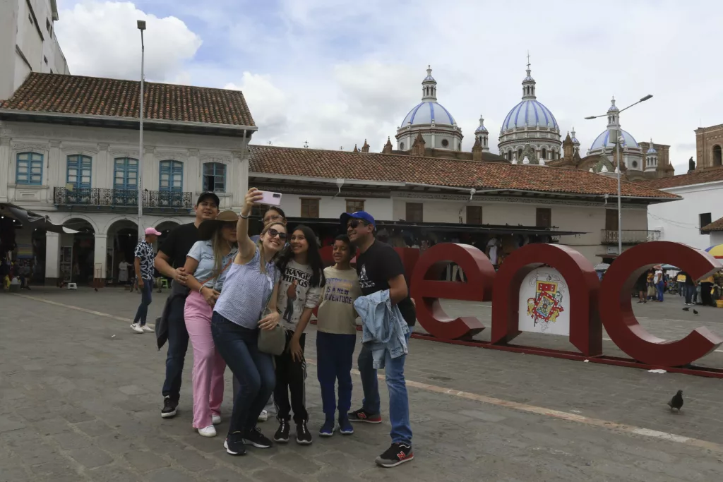 En el Centro Histórico de Cuenca se evidenció hasta ayer gran afluencia de turistas, sobre todo, provenientes de la Costa. / XCA