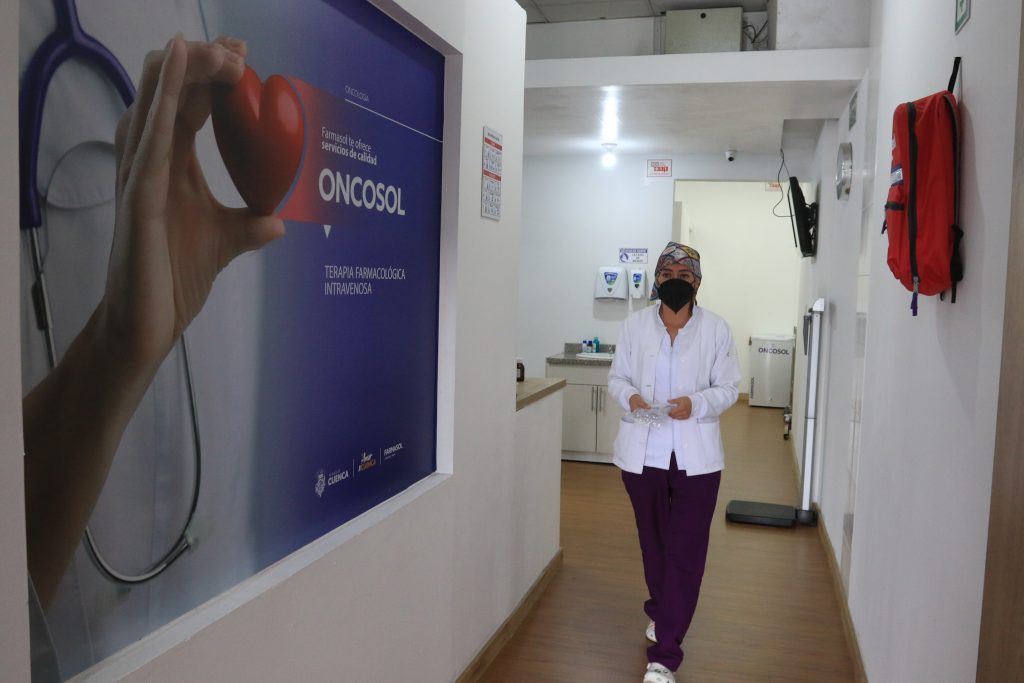 La enfermera Fernanda Morales en el ‘Oncosol’ de Farmasol en el centro comercial Los Nogales. / XCA