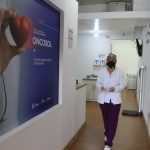 La enfermera Fernanda Morales en el ‘Oncosol’ de Farmasol en el centro comercial Los Nogales. / XCA