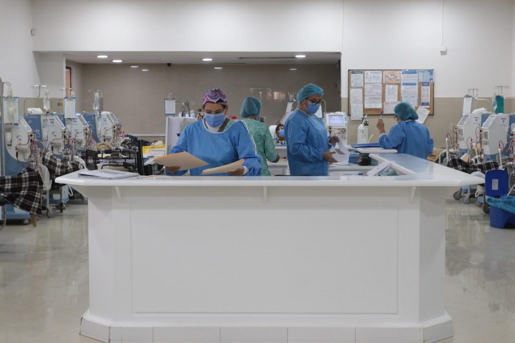 Pacientes esperan recibir atención en la Unidad de Servicios Renales del Austro (Unireas), entidad a la que se adeuda más de 2 millones de dólares. / XCA