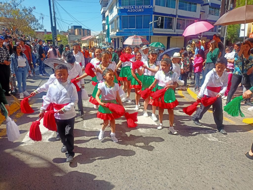 Los estudiantes de la Unidad Educativa Especial “Manuel Espejo”, fueron los encargados de abrir el desfile. El acto fue parte de los eventos por los 203 años de la Independencia de Azogues. BPR